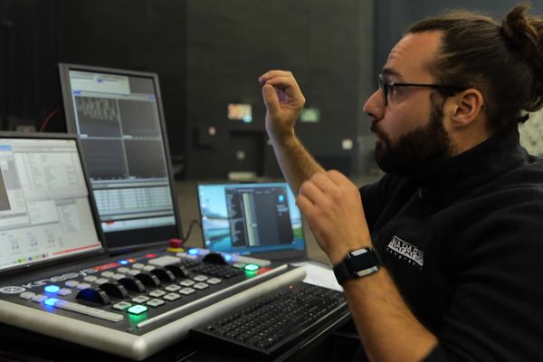 Nous avons pu pénétrer dans les coulisses du show de Gims, pour la première date de sa tournée.