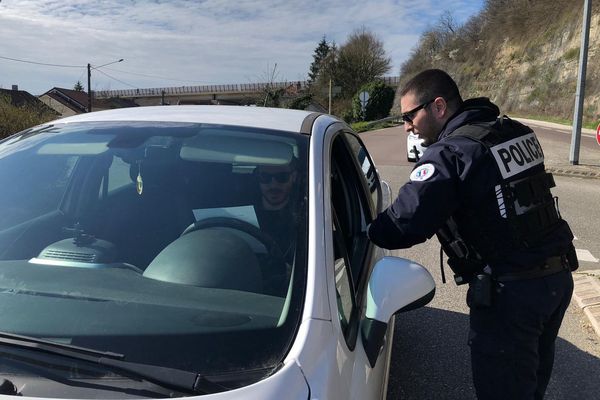 Les premiers contrôles de police ont commencé à Audincourt, en ce premier jour de confinement et restrictions de circulation.