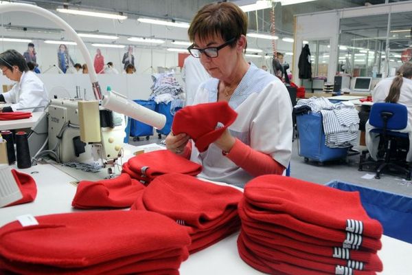 Les tâches répétitives favorisent l'émergence des TMS. Exemple ici dans l'usine Armor Lux de Quimper.