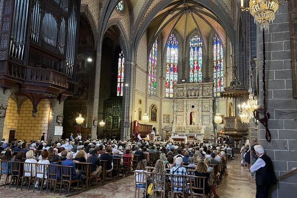 De très nombreux perpignanais sont venus rendre un dernier hommage à Dani, actrice et chanteuse disparue à l'âge de 77 ans, dans la cathédrale Saint Jean-Baptiste de Perpignan, dans les Pyrénées-Orientales, où se déroulaient ses obsèques, ce mardi 26 juillet en début d'après-midi.