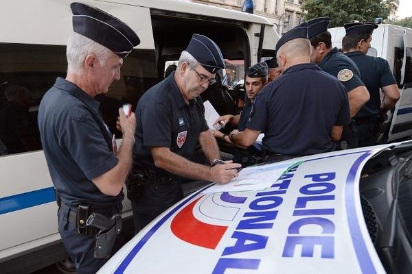 La CRS 29 au centre de Marseille, le 21 août 2013 - photo Boris Horvat - Afp