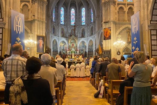 Un millier de fidèles célèbre l'Assomption en la basilique Notre Dame du Chêne