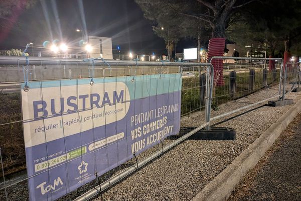 Rue de la Vieille-Poste, les travaux du Bustram qui devaient se terminer fin décembre ne sont pas achevés.