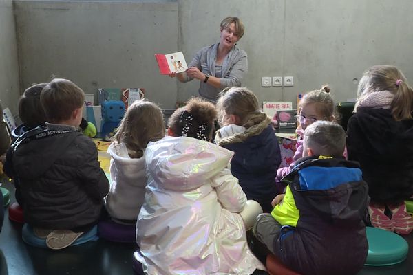 À l'occasion de la Journée internationale des droits de l’enfant, ces enfants participent à des ateliers sur les droits de l’enfant.