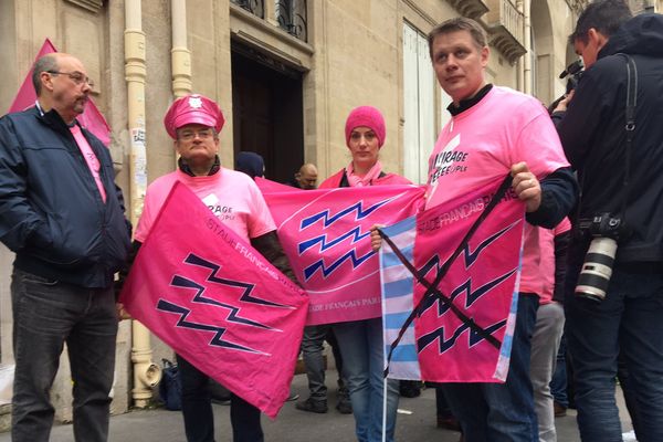 Des supporters du Stade Français Paris, devant le siège de la Ligue nationale de rugby.