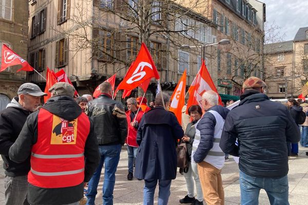 Manifestation ce vendredi 17 mars à Rodez devant la permanence du député LREM Stéphane Mazars.