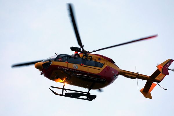 Le jeune homme accidenté a été évacué en urgence par l'hélicoptère du Dragon 25.