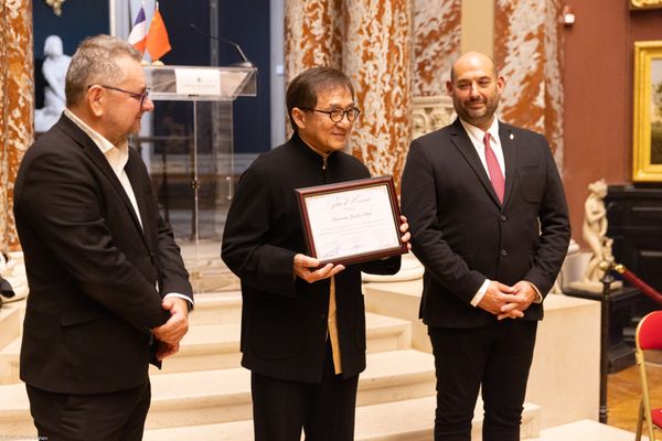 Jackie Chan a reçu un titre honorifique de grand ambassadeur au château de Chantilly, ce vendredi 11 octobre 2024.