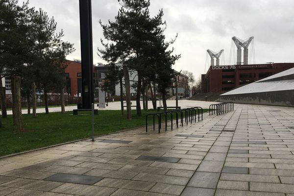 Rouen- janvier 2020- L'esplanade du palais des sports (Kindarena)  et les arceaux pour garer les vélos