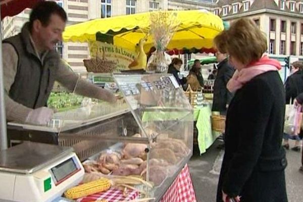 Christophe Lenfant élève des volailles fermières. Il fait partie des douze agriculteurs présents. 