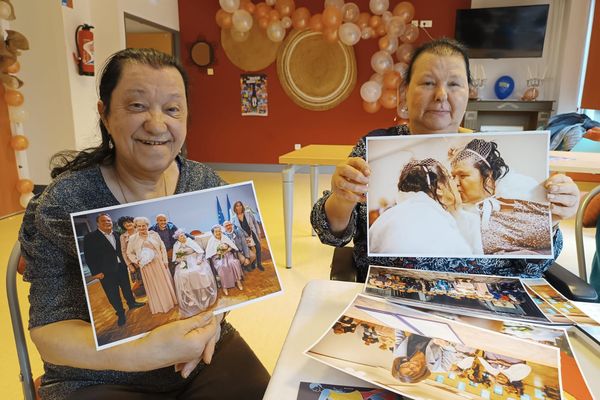 Liliane et Andrée exposent leurs photos de mariage.