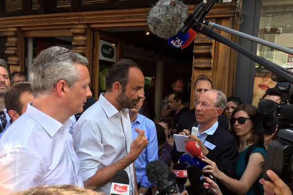 Bruno Le Maire et le premier ministre à Pacy-sur-Eure très entourés