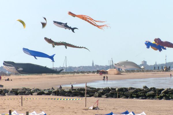 La grande plage de Châtelaillon-Plage accueille le festival international du vent et du cerf-volant durant le grand week-end de Pâques.