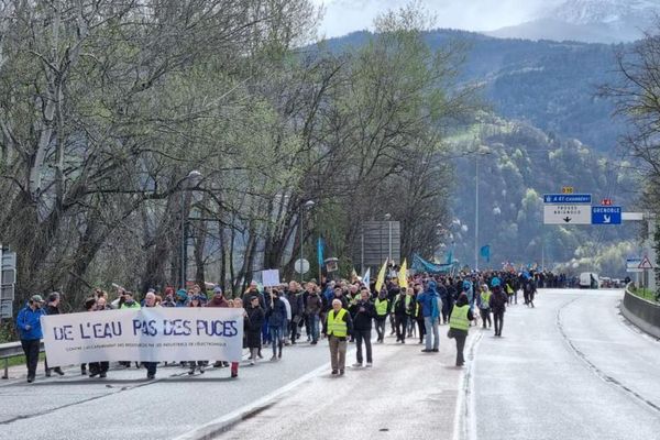 Plus de 500 personnes se mobilisent ce 1er avril contre "l'accaparement de l'eau" par les industriels de l'électronique dans la vallée du Grésivaudan.