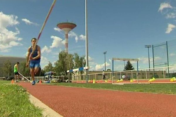 Pas de répit pour Renaud Lavillenie. Après son époustouflante performance de samedi à Londres, il a repris l'entraînement au stade Jean Pellez à Clermont-Ferrand. Objectif : les Mondiaux de Moscou du 10 au 18 août prochains. En arrière-plan, Valentin, son frère, qui sera lui aussi du voyage à Moscou.