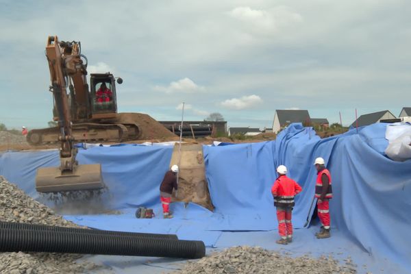 Installée dans un bassin, la bâche textile va pouvoir retenir les hydrocarbures provenant de la circulation routière dans le futur lotissement de Plourin-les-Morlaix