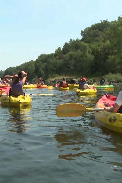 Dans le cadre d’un stage avec la base de loisirs de Loire Forez, des jeunes descendent la Loire en canoë-kayak.