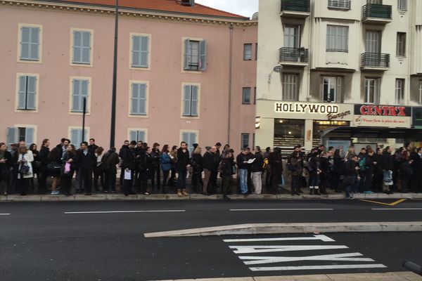 Près de la gare de Nice, les usagers attendent les bus de substitution. 