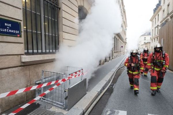 Une fuite de canalisation provoque un geyser de vapeur, à Paris, le 6 septembre 2018.