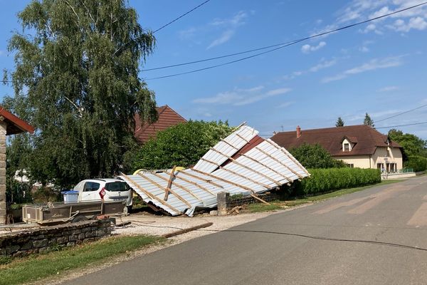 Un toit en tôle s'est envolé à Oussières dans le Jura.