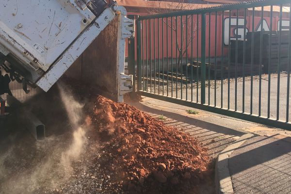 Des militants écologistes de l'association ZEA ont déversé de la bauxite non loin d'une entrée de l'usine Alteo de Gardanne (Bouches-du-Rhône).