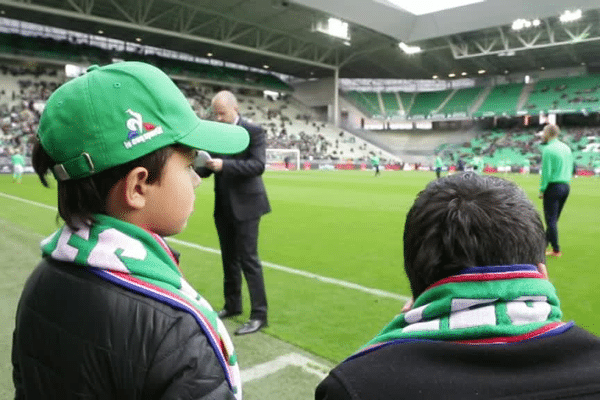 Abdu et Apollo ont suivi un match depuis les bancs de touche.