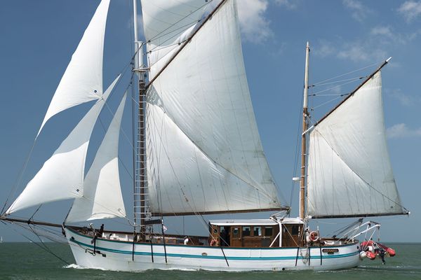 l'Arawack, 30 mètres, vainqueur de la Tall Ships Regatta. Son port d'attache est à Lormont en Gironde, sur les bords de la Garonne aux portes de Bordeaux. 