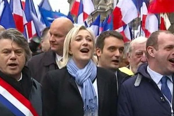 Paris - le défilé du FN en l'honneur de Jeanne d'Arc. La tête de cortège chante la Marseillaise - 1er mai 2013.