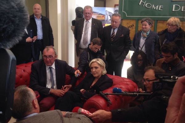 Marine Le Pen est en visite dans l'entreprise Guisnel à Dol de Bretagne