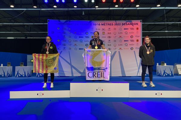 Céline Goberville sur le podium à Besançon samedi 19 février après sa victoire aux Championnats de France de tir.