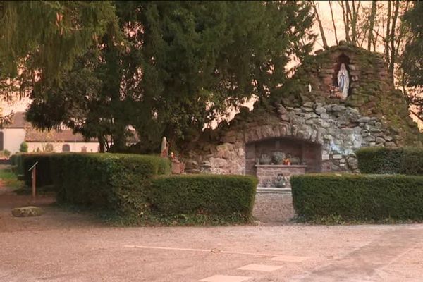 La grotte se trouve à l'avant de l'église Dompeter