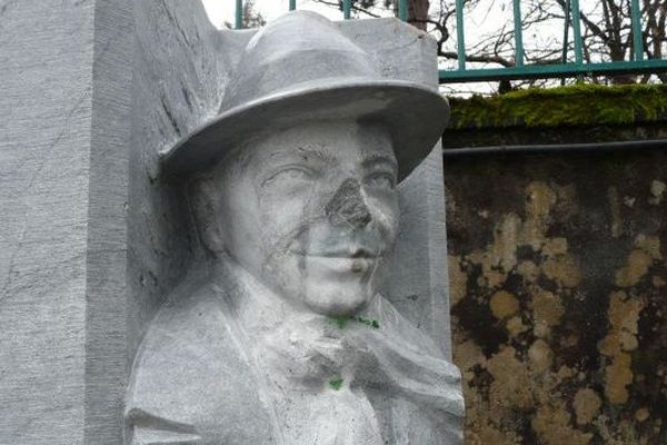 Le nez de la statue a été cassé à coup de bouteille en verre, selon les éclats encore présents au lendemain de cet acte de vandalisme