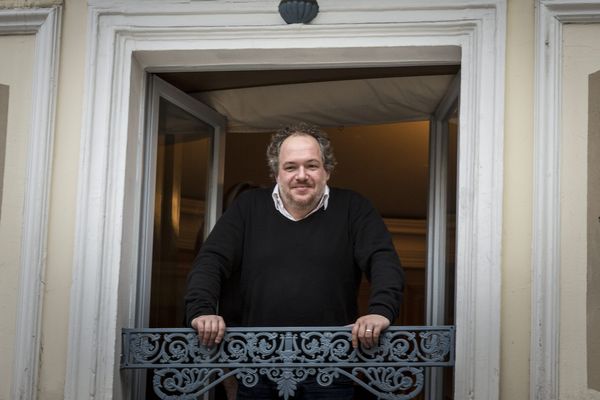 Mathias Énard, au balcon de chez Drouant le 3 novembre, juste après l'annonce du lauréat du prix Goncourt. 