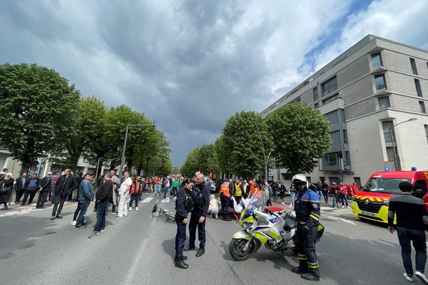 Agitation devant la Maison des syndicats après l'accident.