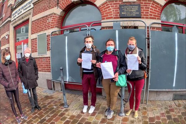 Trois militants d’Extinction Rébellion montrant leurs convocations avant l’audience devant le délégué du procureur.