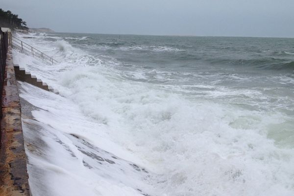 Les vagues commencent à cogner à la Teste-de-Buch en Gironde ce dimanche 10 janvier 2016. 