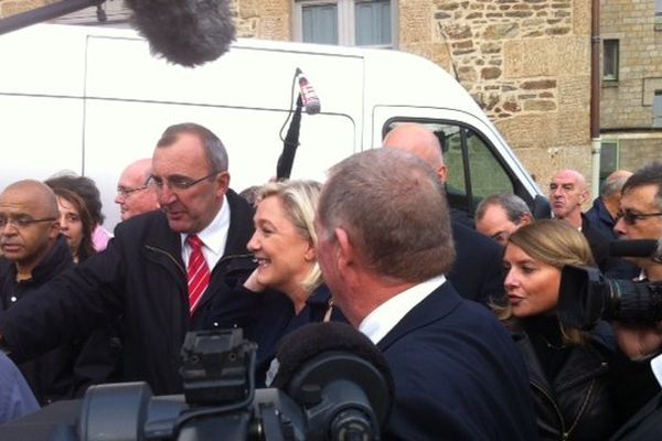 Marine Le Pen est en visite sur le marché de Fougère ce samedi matin