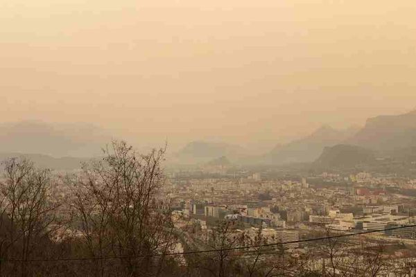 Grenoble sous un ciel jaune le 6 février dernier