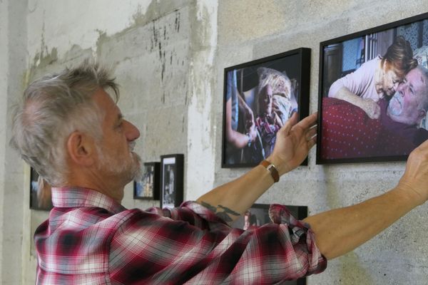 Le photographe Raphaël Helle installe son exposition à la friche artistique de la Rodia.