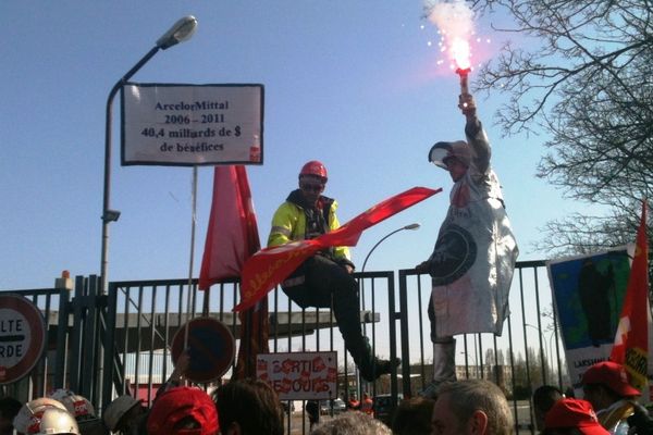 Manifestation en 2012 devant les grilles du site ArcelorMittal de Florange (57).