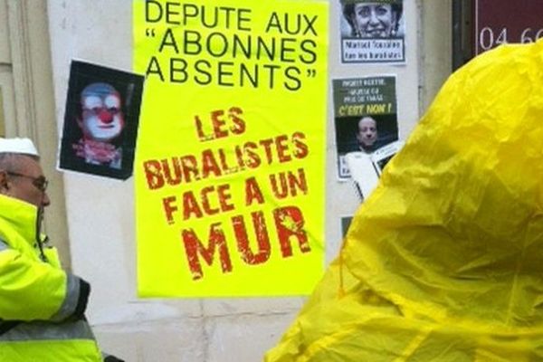 Les buralistes devant la permanence de Françoise Dumas à Nîmes