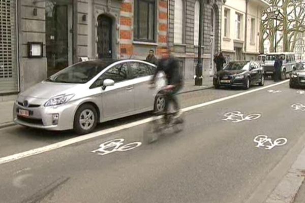 La première rue cyclable à Bruxelles, mise en test pour six mois depuis lundi 22 avril 2013