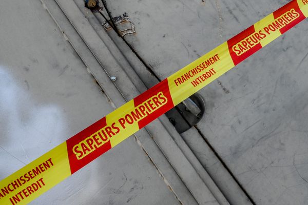 La toiture de la maison d'habitation attenante au garage a été endommagée par les flammes.