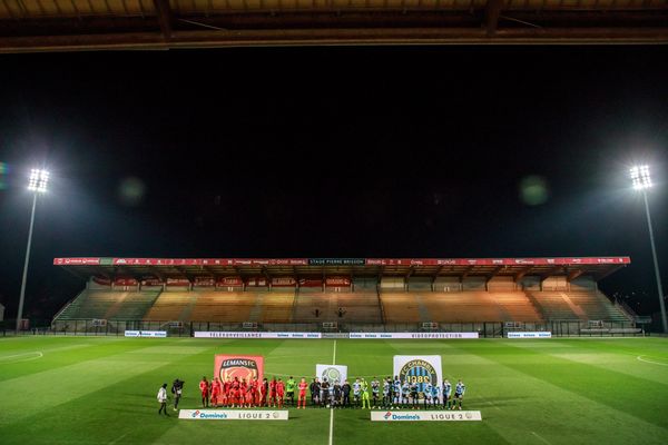 Le FC Chambly (réceptionnant ici Le Mans FC le 6 mars 2020) dispose depuis septembre 2019 du stade Pierre-Brisson de Beauvais en attendant la construction de son propre stade aux normes.