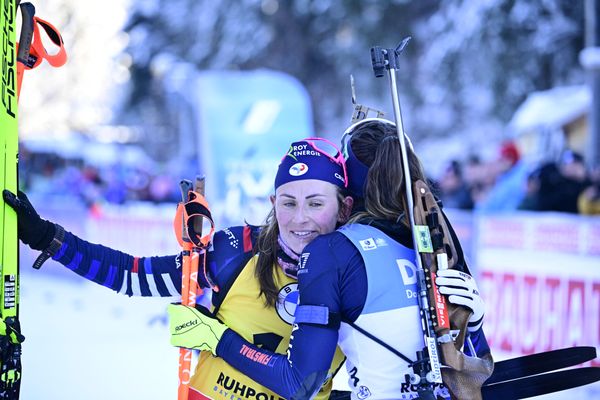 La Savoyarde Justine Braisaz-Bouchet (à gauche) et Lisa Vittozzi, vainqueure de la poursuite de  Ruhpolding (Allemagne) le 14 janvier 2024.