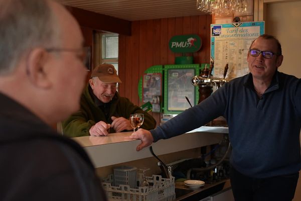 Dans le petit village de Chépy, le café l'Espérance est l'un des rares lieux de vie.