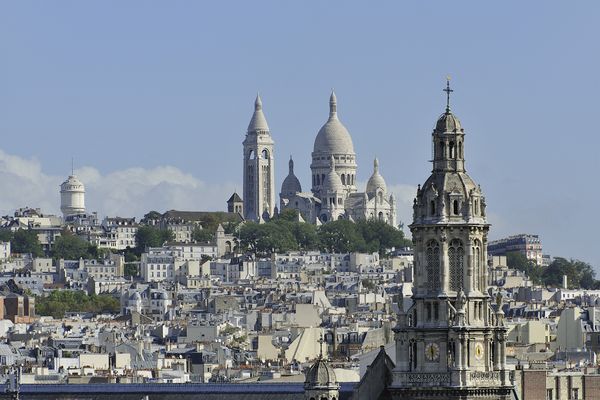 Vue du quartier de Montmartre et de son château d'eau à gauche de l'image