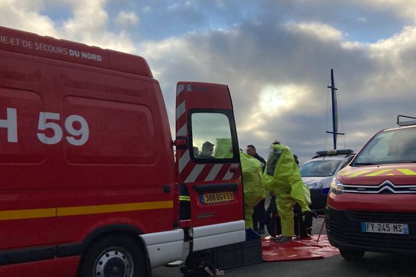 Les pompiers, équipés de combinaisons, sont intervenus pour un dégazage inopiné de chlore, ce lundi 20 février.