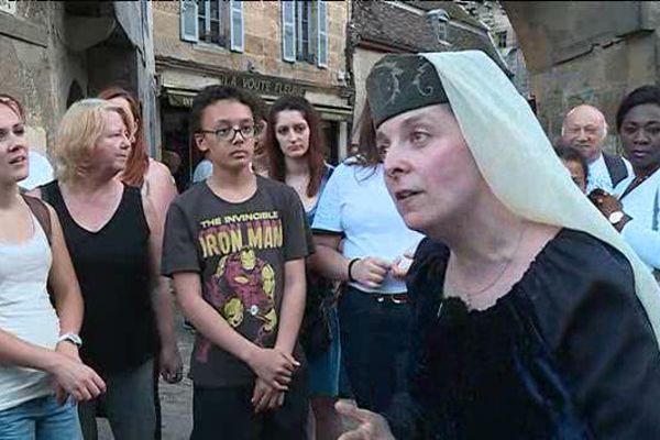 L’office du tourisme organise des visites guidées théâtralisées de la cité médiévale de Semur-en-Auxois en Côte-d’Or.