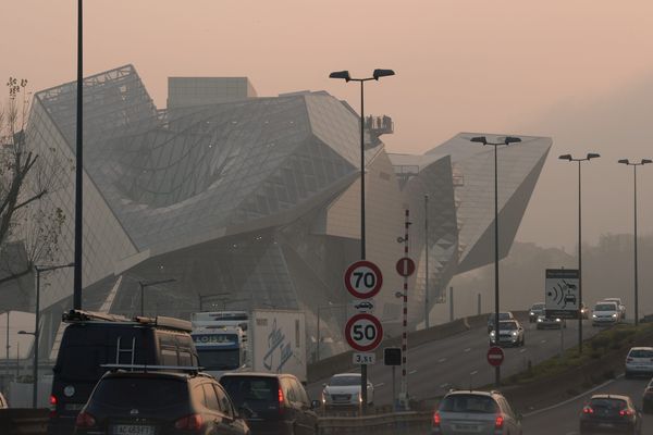 A Lyon, le musée des Confluences pris dans un nuage de particules fines : une image désormais courante